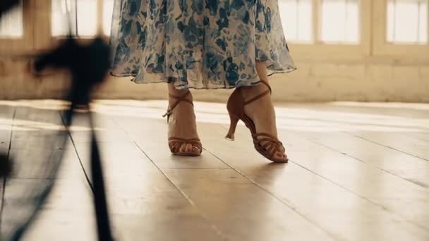 Close-up van de benen van een man en een vrouw die een paar ballroom dansen in de kamer. Dansbewegingen van de tango. — Stockvideo