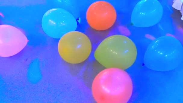 Mavi arkaplanda yüzen renkli balon. — Stok video