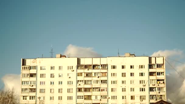 Típica casa de paneles. La fachada de un panel de varios pisos alberga el cielo azul y las nubes. Cronograma — Vídeos de Stock