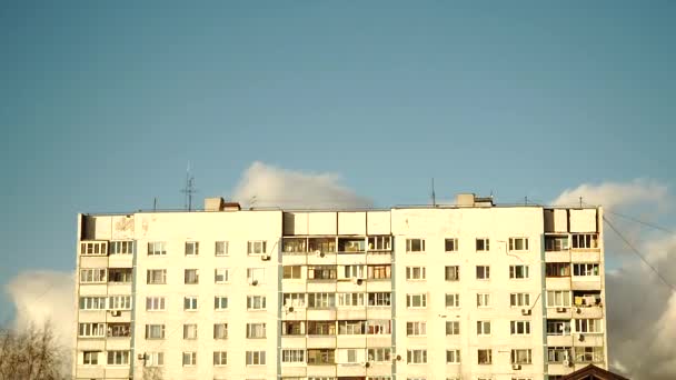 Casa típica do painel. A fachada de um painel de vários andares abriga o céu azul e nuvens. Prazo de validade — Vídeo de Stock