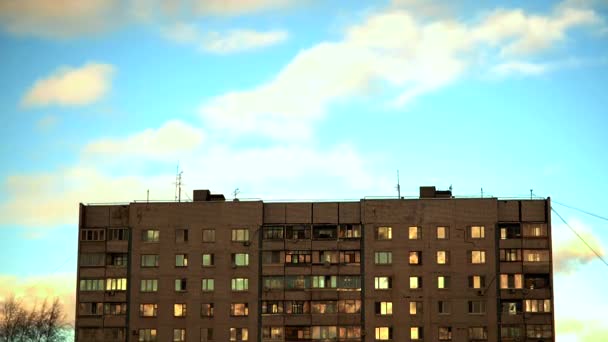 Typisch paneelhuis. De gevel van een paneel met meerdere verdiepingen herbergt de blauwe lucht en wolken. Tijdsverloop — Stockvideo
