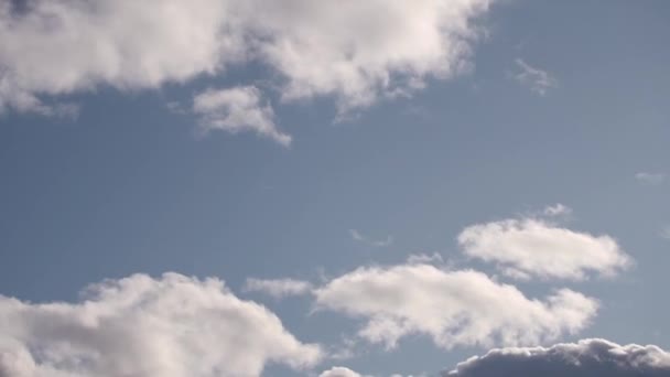 Потовщення білих хмар у синьому небі . — стокове відео