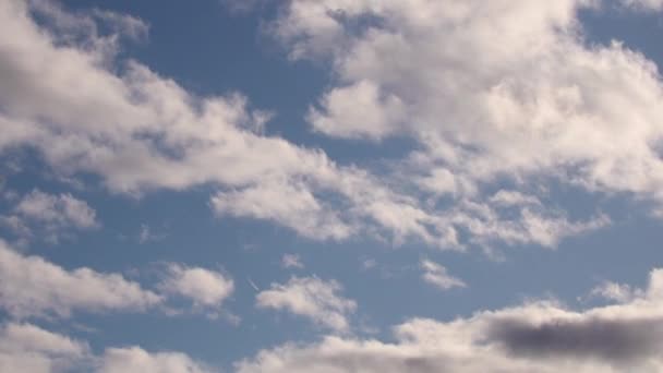 Engrosamiento de nubes blancas en un timelapse cielo azul . — Vídeos de Stock