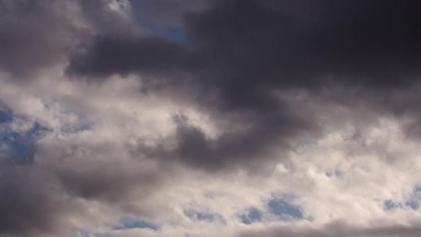 Утолщение белых облаков в голубом небе . — стоковое видео
