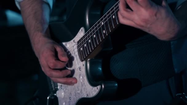 A banda toca instrumentos musicais no clube. Fechar - no quarto . — Vídeo de Stock