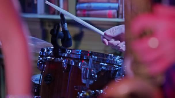 Zespół gra na instrumentach muzycznych w klubie. Zamknij - w pokoju. — Wideo stockowe