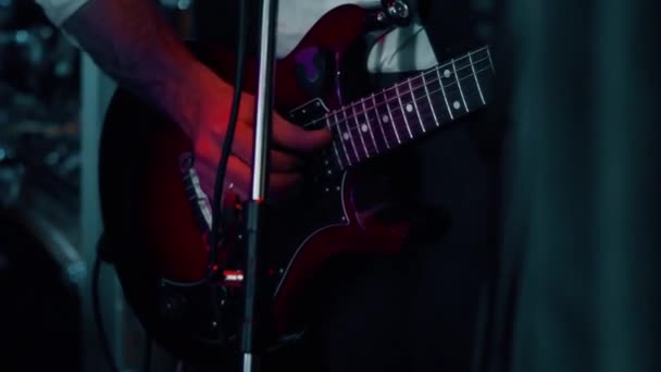 De band bespeelt muziekinstrumenten in de club. Sluiten - in de kamer. — Stockvideo