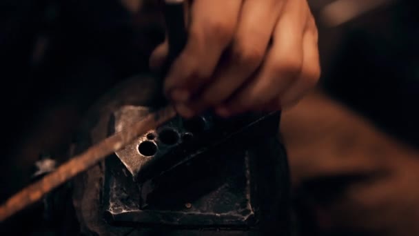 鍛冶屋がアンビルに小さなナイフをぶつけている。閉めろ部屋. — ストック動画