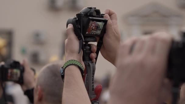 Fotografer pada hari musim panas memotret acara di jalan. Musim panas. Close - up of hands . — Stok Video
