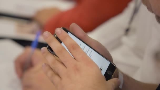 Les mains en l'air. Les gens d'affaires sur la conférence, réunion et enregistrement des informations .