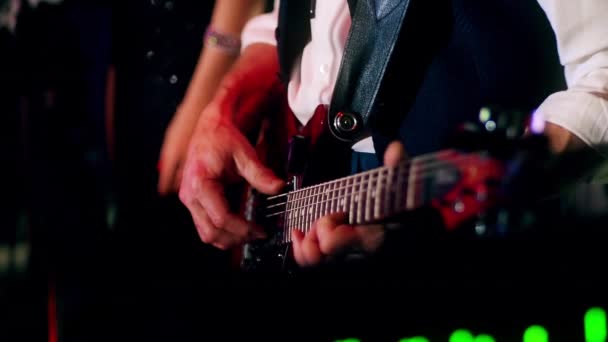 The band plays musical instruments in the club. Close - up in the room. — Stock Video