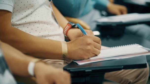 Hände aus nächster Nähe. Geschäftsleute über Konferenz, Besprechung und Aufzeichnung von Informationen. — Stockvideo