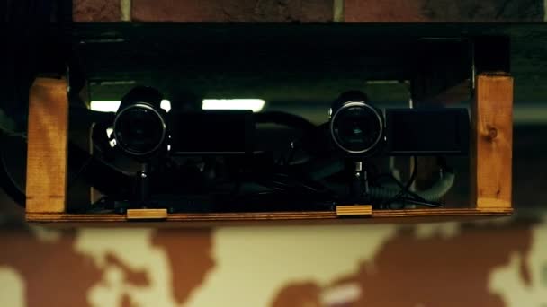 Две камеры наблюдения или вещания подвешены к потолку. Закрыть . — стоковое видео