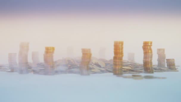 Il concetto di denaro. Colonne di monete d'oro sotto forma di grattacieli o Stonehenge . — Video Stock