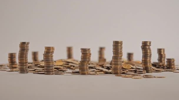 Le concept de l'argent. Colonnes de pièces d'or en forme de gratte-ciel ou Stonehenge .