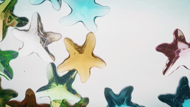 Vue d'en bas comme une main verse étoile de mer de couleur artificielle. Contexte du site, vacances .