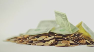 Beyaz eldivenli eller bir yığın altın madeni parayı topluyor. Para dağıtırlar. Beyaz arka planda..