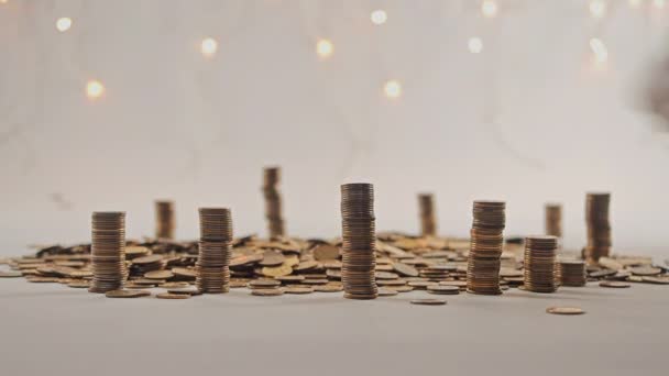 Koncept peněz. Sloupce zlatých mincí ve formě mrakodrapů nebo Stonehenge. — Stock video