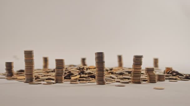 El concepto de dinero. Columnas de monedas de oro en forma de rascacielos o Stonehenge . — Vídeo de stock