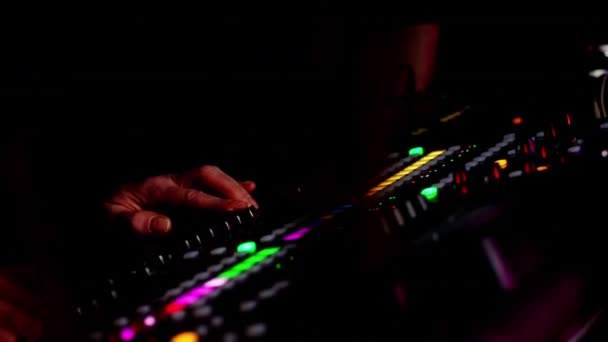 DJ ovládací pult pro mixování taneční hudby a notebooku v disco klubu. Ruce se dotýkají tlačítek. Zavřít — Stock video