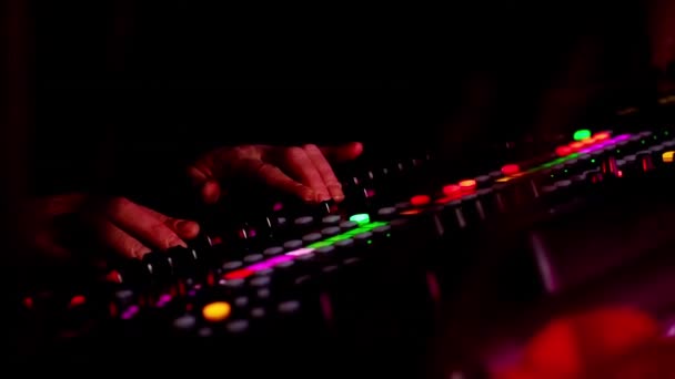 DJ пульт управления звуком для микширования танцевальной музыки и ноутбука в диско-клубе. Руки касаются кнопок ползунков. Закрыть — стоковое видео