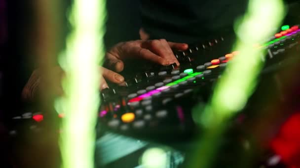 DJ console de controle de som para misturar música de dança e laptop no clube de discoteca. Mãos tocando controles deslizantes botões. Fechar — Vídeo de Stock