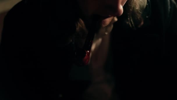 Un vieil homme compte des pièces sur la table. Une bougie brûle. Le concept de pauvreté et d'impuissance 