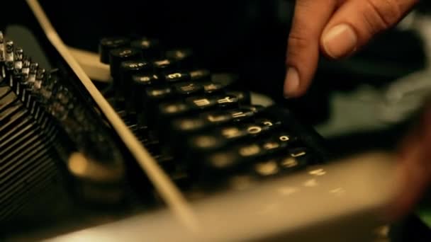 As mãos de um homem estão a escrever numa máquina de escrever. Boa noite. Dentro de casa. Alfabeto russo . — Vídeo de Stock