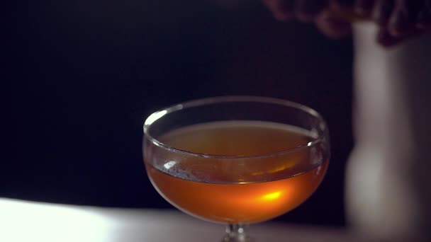 Barman Besprenkelt Afgewerkte Rob Roy Cocktail Met Citroen Sinaasappelschil Misschien — Stockvideo