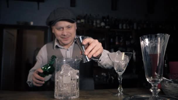 Bartender Pours Gin Mixing Glass Ice Cubes Speakeasy Bar Preparing — 图库视频影像