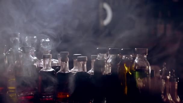 Theke Mit Komponenten Für Die Zubereitung Von Cocktails Kamerabewegungen Rauch — Stockvideo