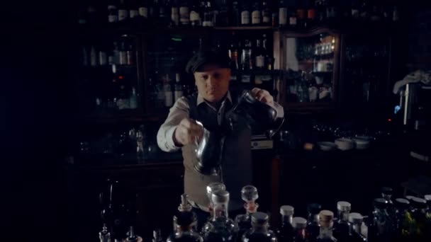 Barman Připravuje Punč Nebo Grog Baru Stylu Speakeasy Proud Hořícího — Stock video