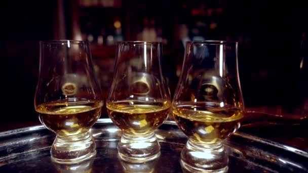 Três Copos Degustação Uísque Glencairn Com Uma Bebida Uma Bandeja — Vídeo de Stock