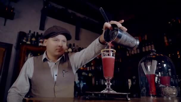 Bartender Pours Finished Smoking Gun Sour Cocktail Pouring Sour Glass — Stockvideo