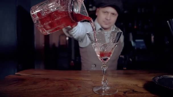 Making Cocktail Bartender Pours Old Pal Rob Roy Cocktail Mixing — 图库视频影像