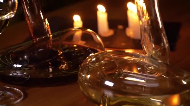 Vin Rouge Blanc Est Versé Dans Deux Carafes Exotiques Ralentissez — Video