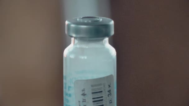 前景中的药瓶。从窗户往街上看.检疫. — 图库视频影像