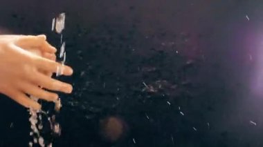 Bir su akıntısı altında çocukların elleri. Güneş spreyi. Çocuk ellerini yıkar..