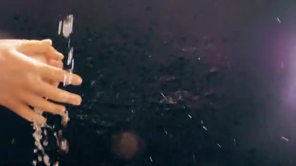 Le mani da bambini sotto un torrente d'acqua. Spray solare. Il bambino si lava le mani . — Video Stock