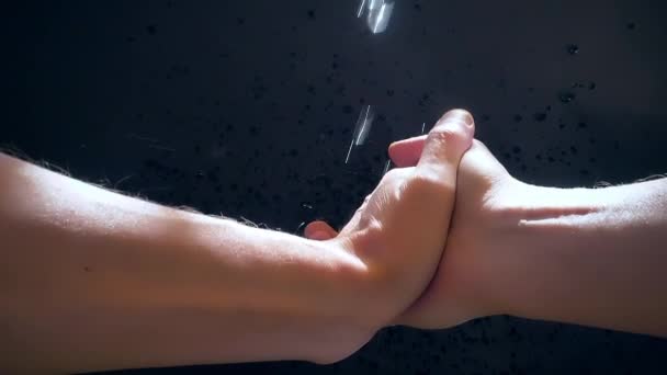 Een blanke wast zijn handen onder een stroom water. Waterdruppelsprayen in slow motion. — Stockvideo