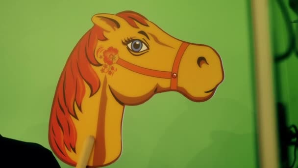Cavalo de madeira num pau. Pintura sob Khokhloma. Brinquedo popular russo . — Vídeo de Stock