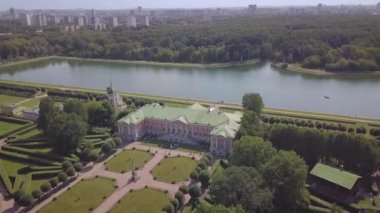 Rusya 'da 18. yüzyılın Barok soylu kalesi, modern binalarla çevrili..