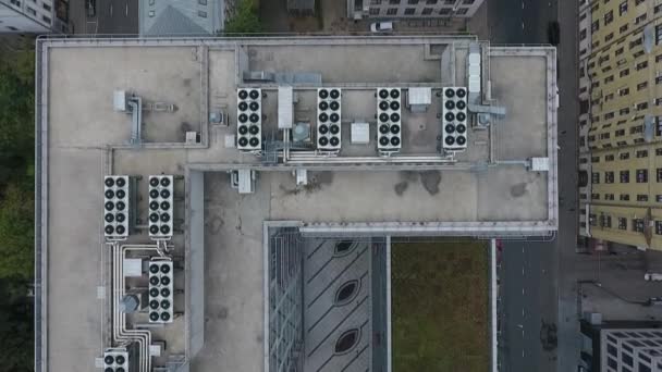 Lüftungs Und Klimaanlagen Auf Dem Dach Eines Modernen Gebäudes Luftaufnahmen — Stockvideo