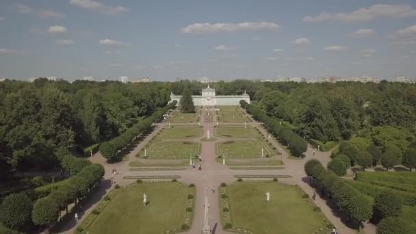建于18世纪的俄罗斯巴洛克风格的一个带有公园的贵族庄园 坐落在莫斯科河岸上 — 图库视频影像
