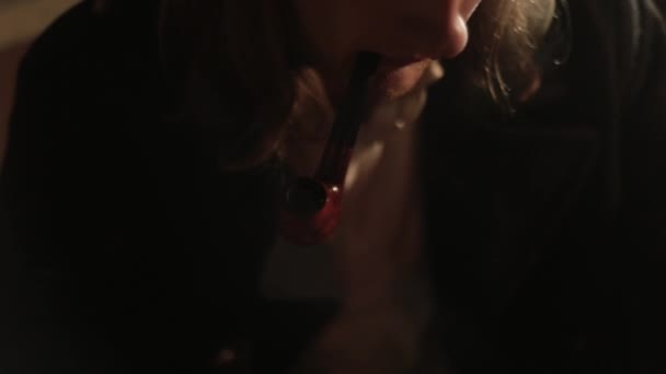 Le fumeur allume une pipe avec du tabac. Les allumettes sont utilisées .