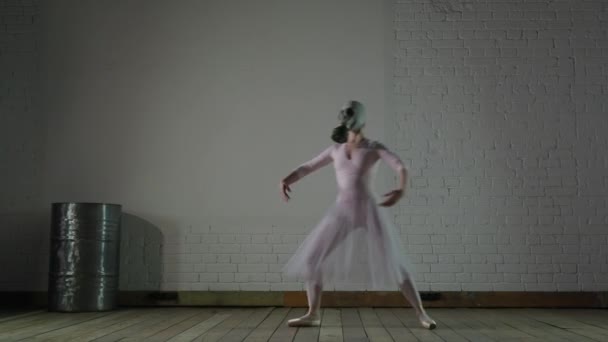 ガスマスクのバレリーナは オイルバレルの背景にダンスの動きを実行します — ストック動画
