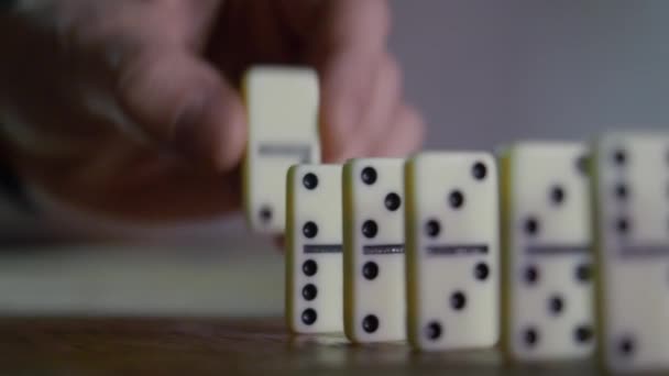 Męska Ręka Buduje Drogę Domino — Wideo stockowe