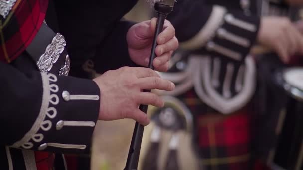 Tocando Gaita Escocesa Artistas Con Trajes Nacionales Escoceses — Vídeo de stock