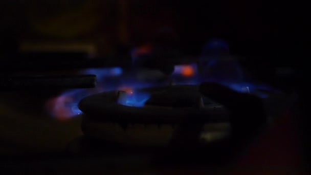 Nahaufnahme eines brennenden Gaskochrings. — Stockvideo