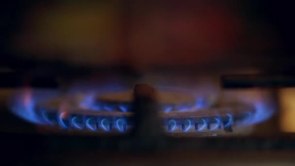 Un primer plano de un anillo de cocción de gas que se enciende . — Vídeos de Stock